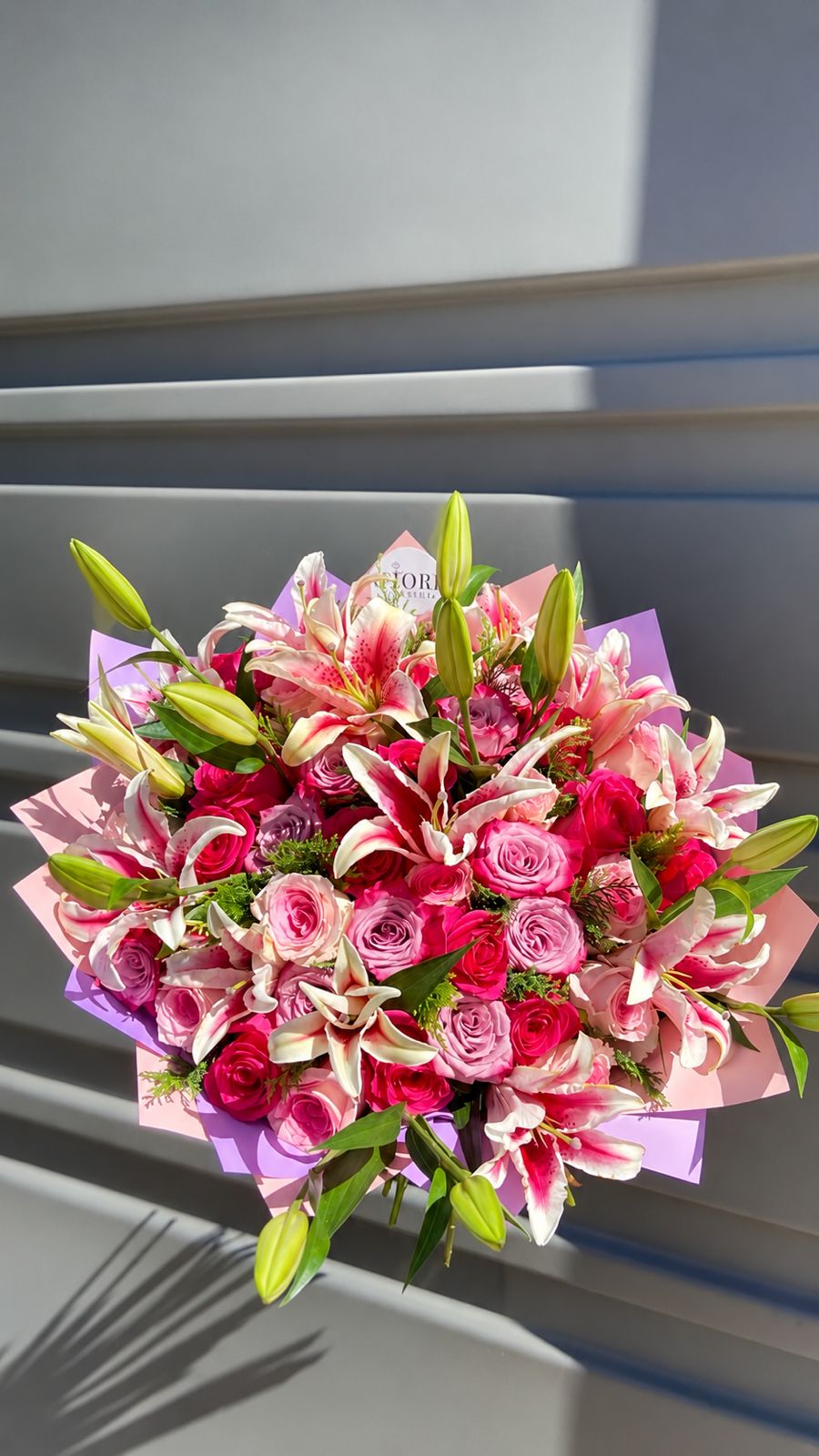 RA BUCHÓN DE LIRIOS Y ROSAS ROSASADAS / FUCSIAS