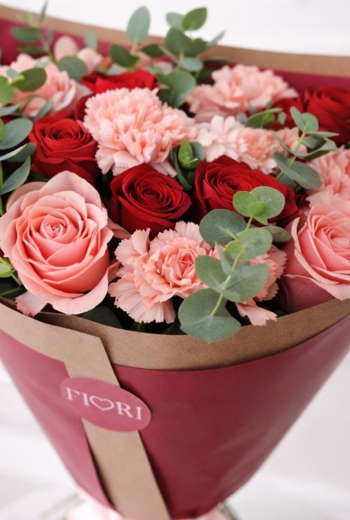 RA 128. ROSAS Y CLAVELES