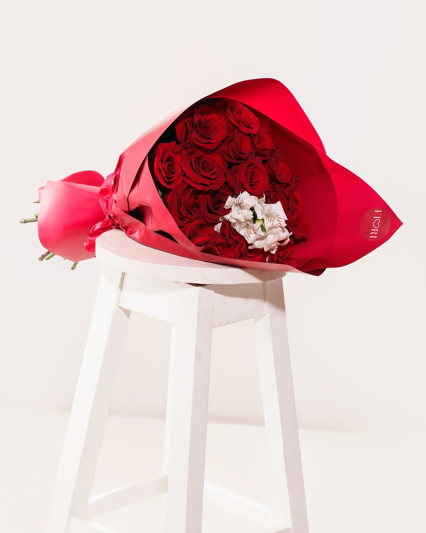 RA 121 ( 18 ROSAS ROJAS MÁS 1 ASTROMELIA O 1 LIRIO)