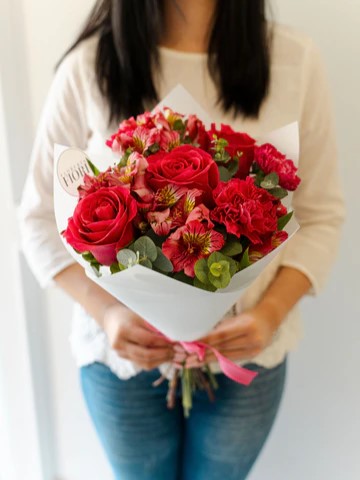 RA66. RAMO CON MIX DE ROSAS, CLAVELES Y ASTROMELIAS