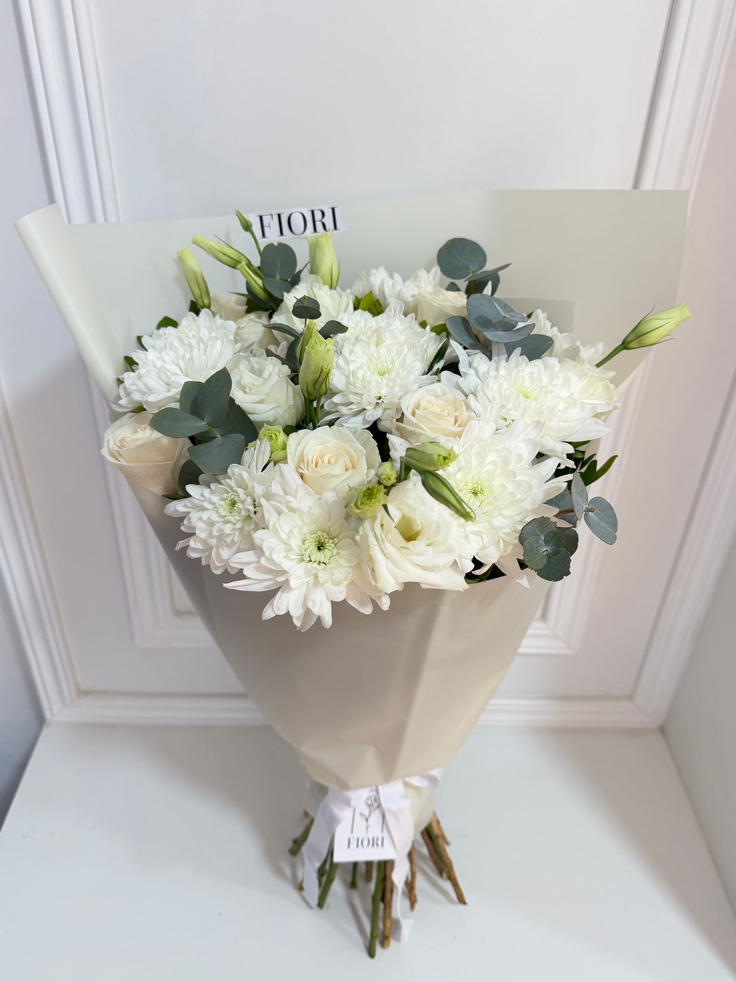 RA BLACK /WHITE. MIX DE FLORES BLANCAS ( ENVOLTORIO A ELECION)