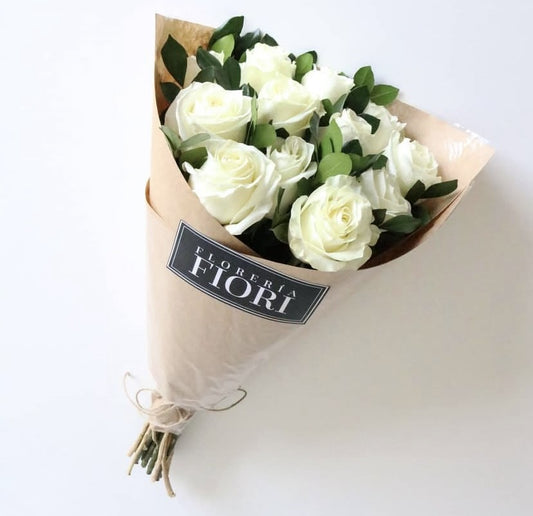 RAWHITE. 12 ROSAS BLANCAS ENVUELTO EN PAPEL  MADERA)