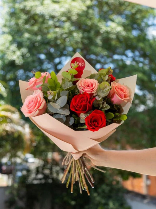 RA55. MIX DE ROSAS MAS EUCALIPTO
