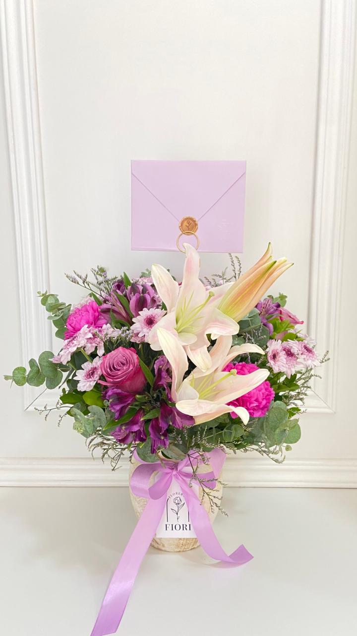 FLORERO CON MIX DE FLORES TONOS LILAS