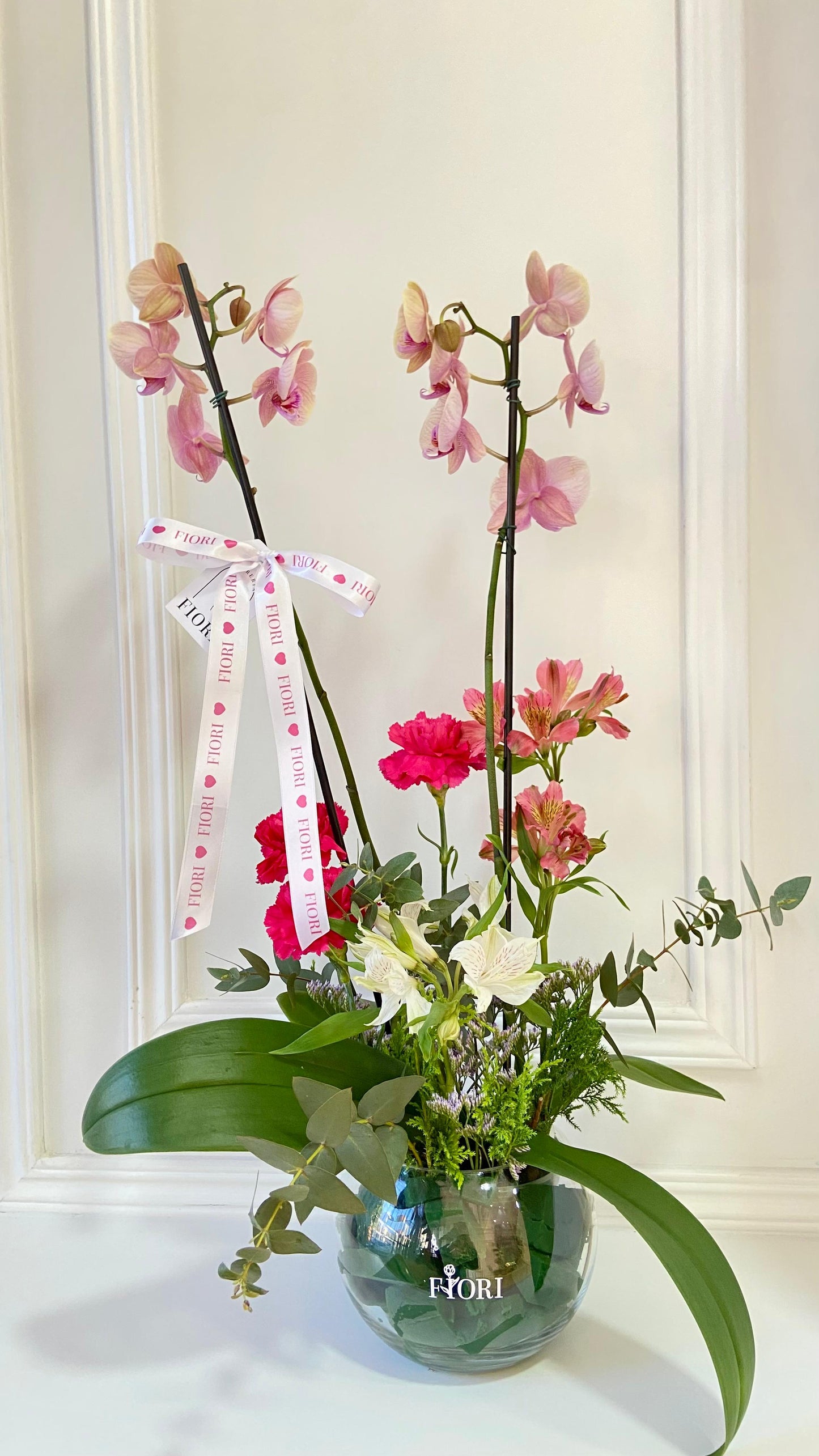 ORQUÍDEA EN ESFERA + FLORES ( Las orquídeas pueden variar por naturaleza)