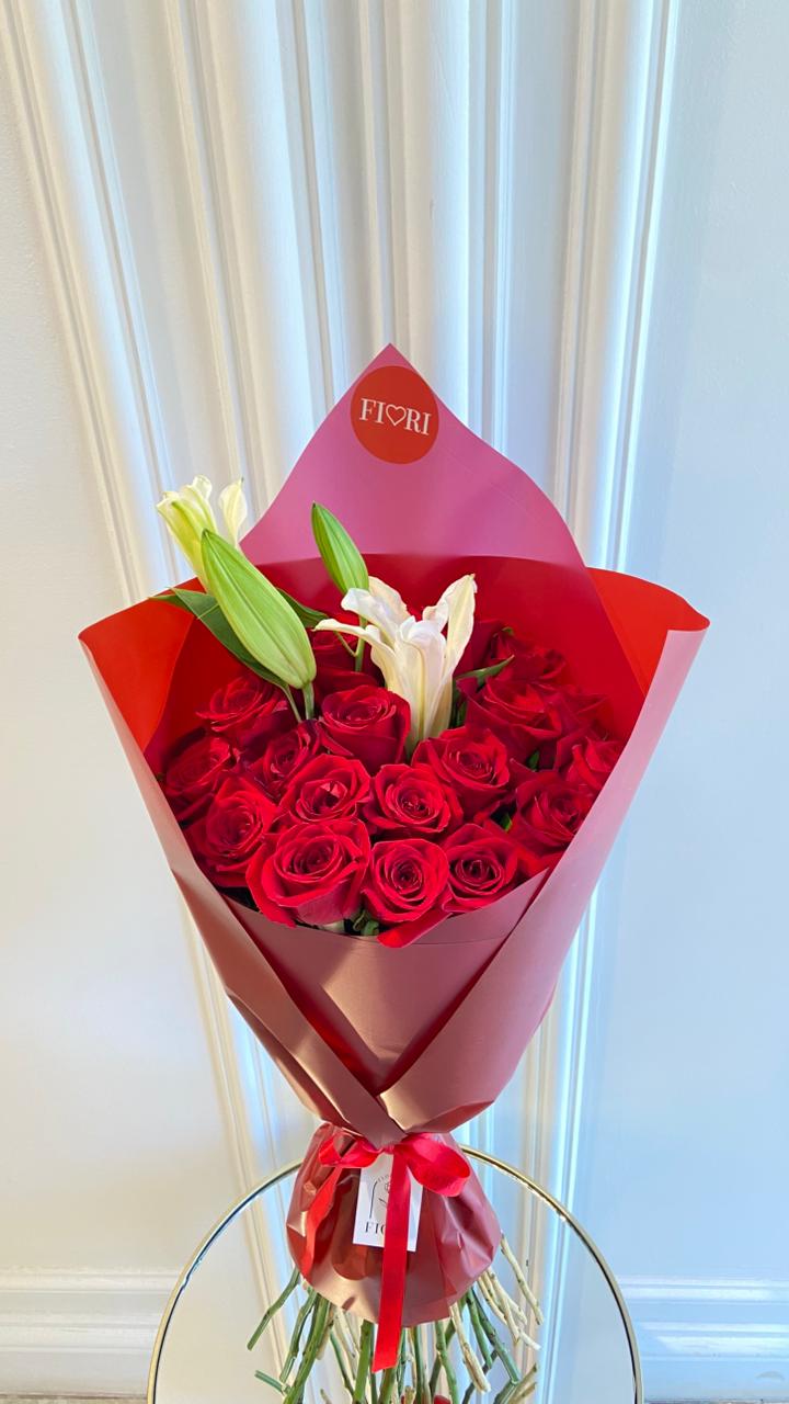 RA 121 ( 18 ROSAS ROJAS MÁS 1 ASTROMELIA O 1 LIRIO)