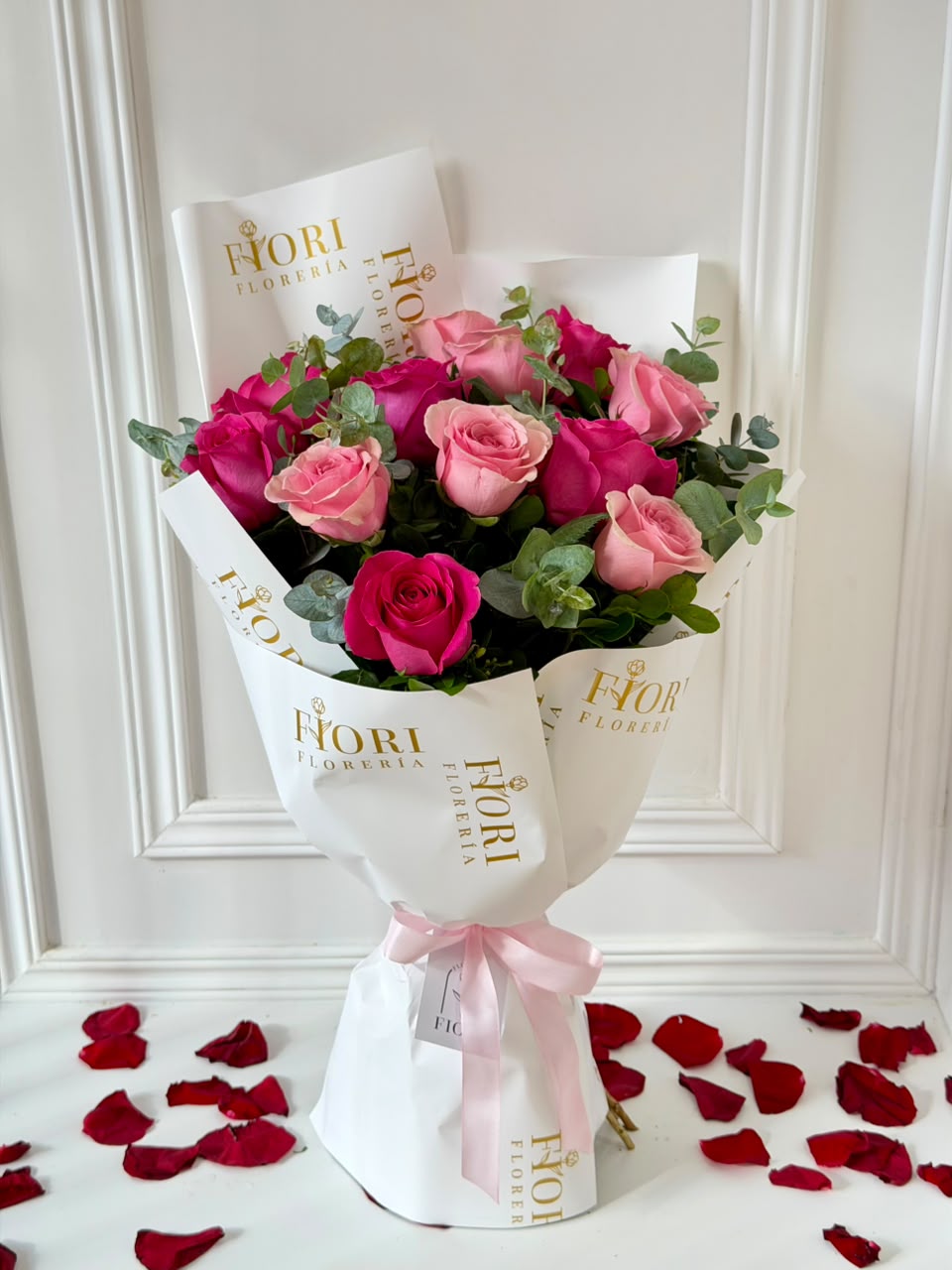RA CASCADA 12 ROSAS CON PAPEL FIORI